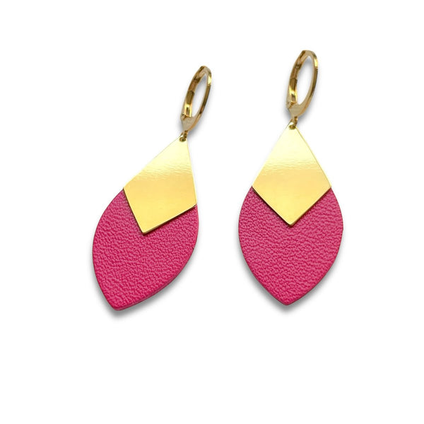 Boucles d'oreilles dorées Nune en forme d'olive modèle Olivia en cuir fushia sur fond blanc