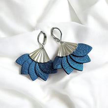 Charger l&#39;image dans la galerie, Boucles d&#39;oreilles argentées Nune modèle Sakura en pétales de cuir bleu nuit métallisé, sur fond blanc
