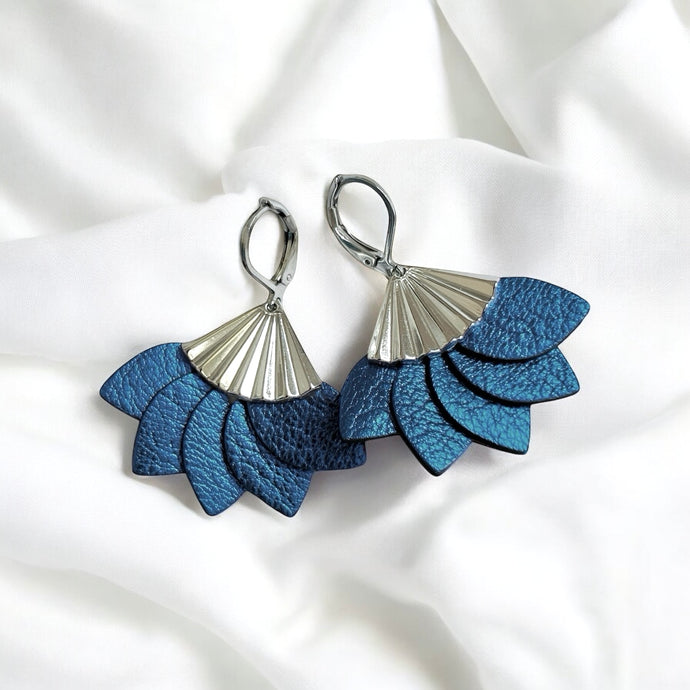 Boucles d'oreilles argentées Nune modèle Sakura en pétales de cuir bleu nuit métallisé, sur fond blanc