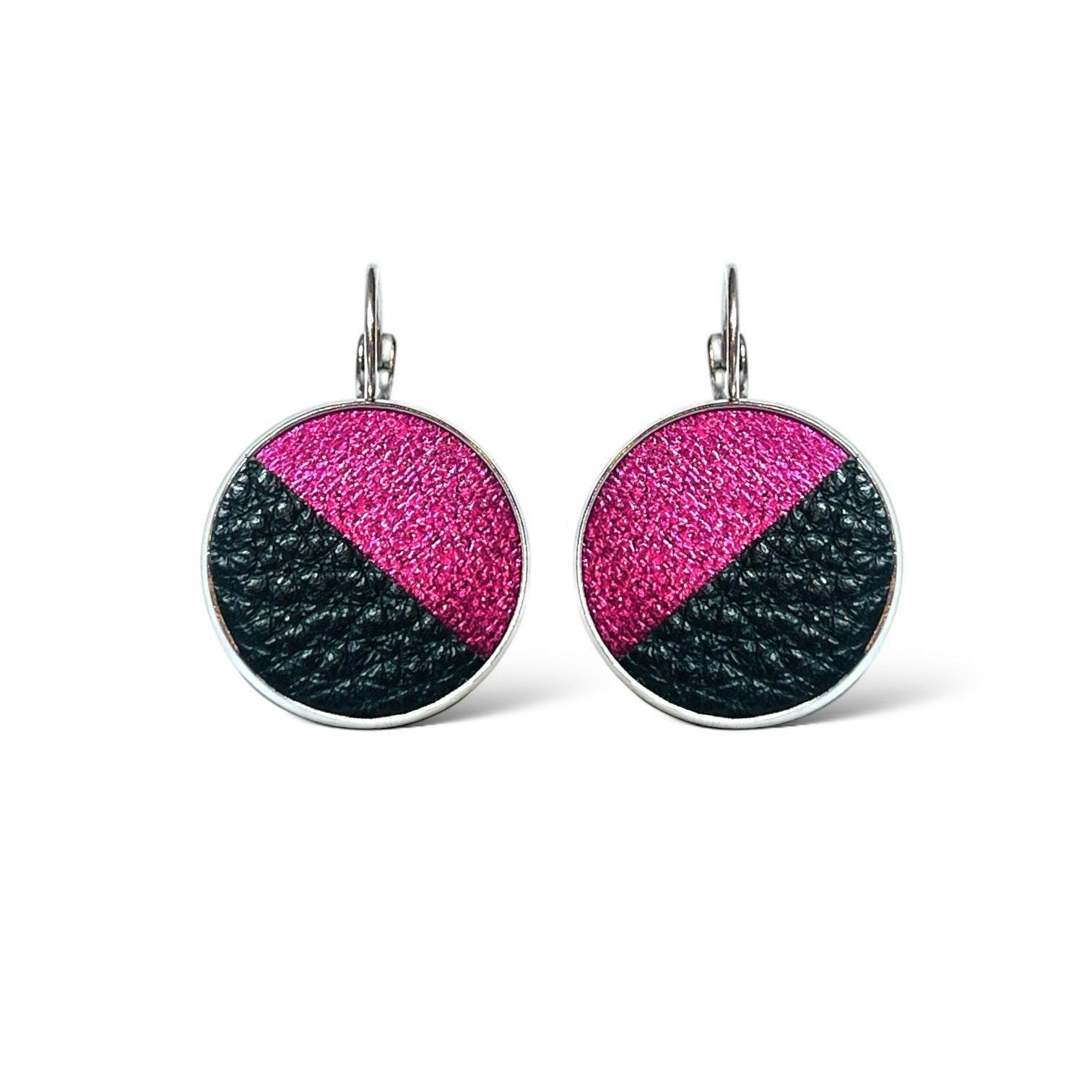 Boucles d'oreilles rondes argentées bicolores en cuirs fushia métallisé et noir grainé, sur fond blanc
