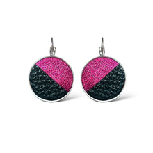 Charger l&#39;image dans la galerie, Boucles d&#39;oreilles rondes argentées bicolores en cuirs fushia métallisé et noir grainé, sur fond blanc
