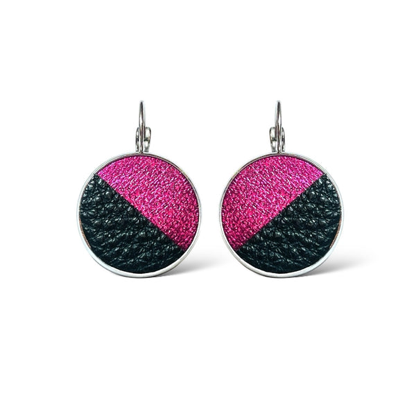 Boucles d'oreilles rondes argentées bicolores en cuirs fushia métallisé et noir grainé, sur fond blanc