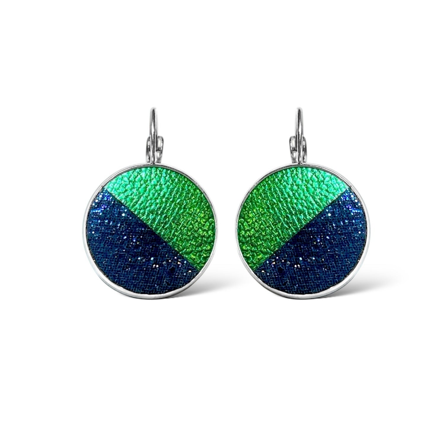 Boucles d'oreilles rondes argentées bicolores en cuirs vert métallisé et bleu marine pailleté, sur fond blanc