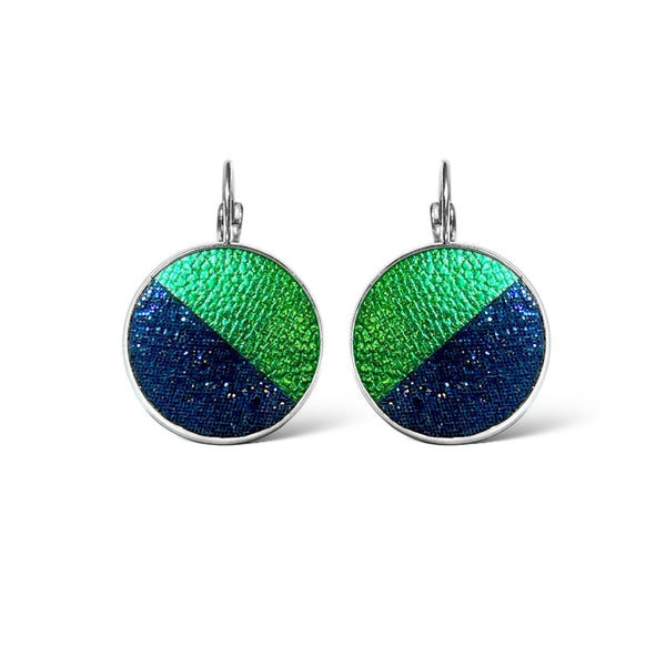 Boucles d'oreilles rondes argentées bicolores en cuirs vert métallisé et bleu marine pailleté, sur fond blanc