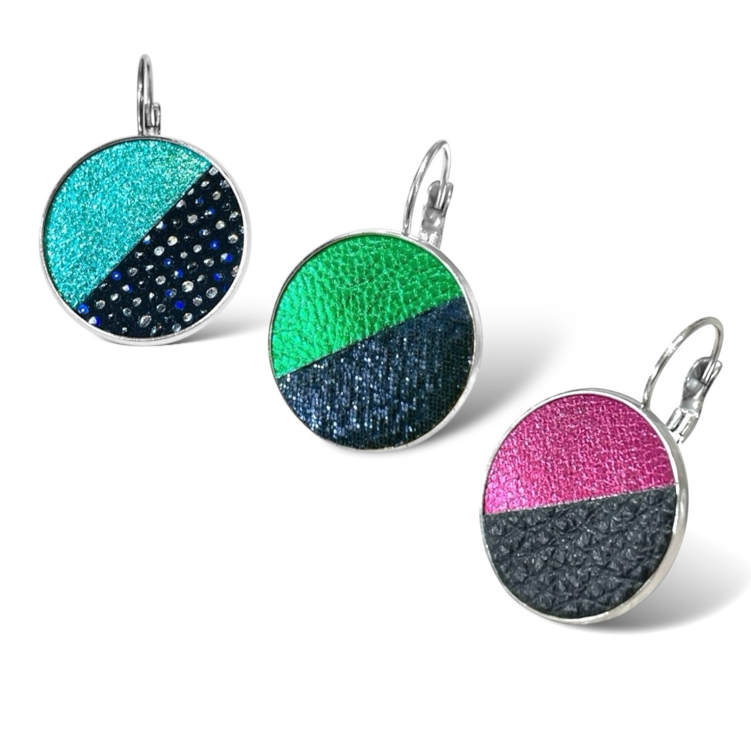 3 Boucles d'oreilles rondes argentées bicolores en cuirs turquoise métallisé-noir à pois argentés et bleus, vert métallisé-bleu marine pailleté et fushia métallisé-noir grainé, vues de profil, sur fond blanc