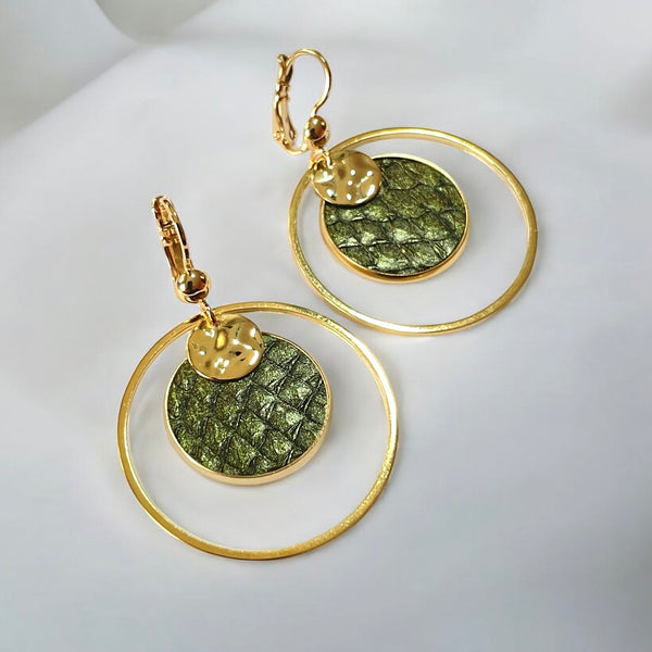 Paire de boucles d'oreilles dorées rondes pendantes de style créoles avec sequin en cuir marin kaki métallisé, vue de côté, sur fond gris