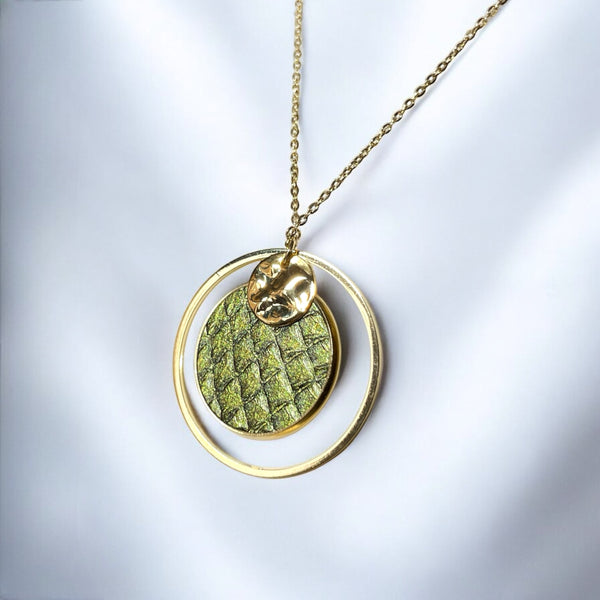 Fin collier doré avec pendentif rond en anneau avec une pièce de cuir marin kaki métallisé, sur fond argenté