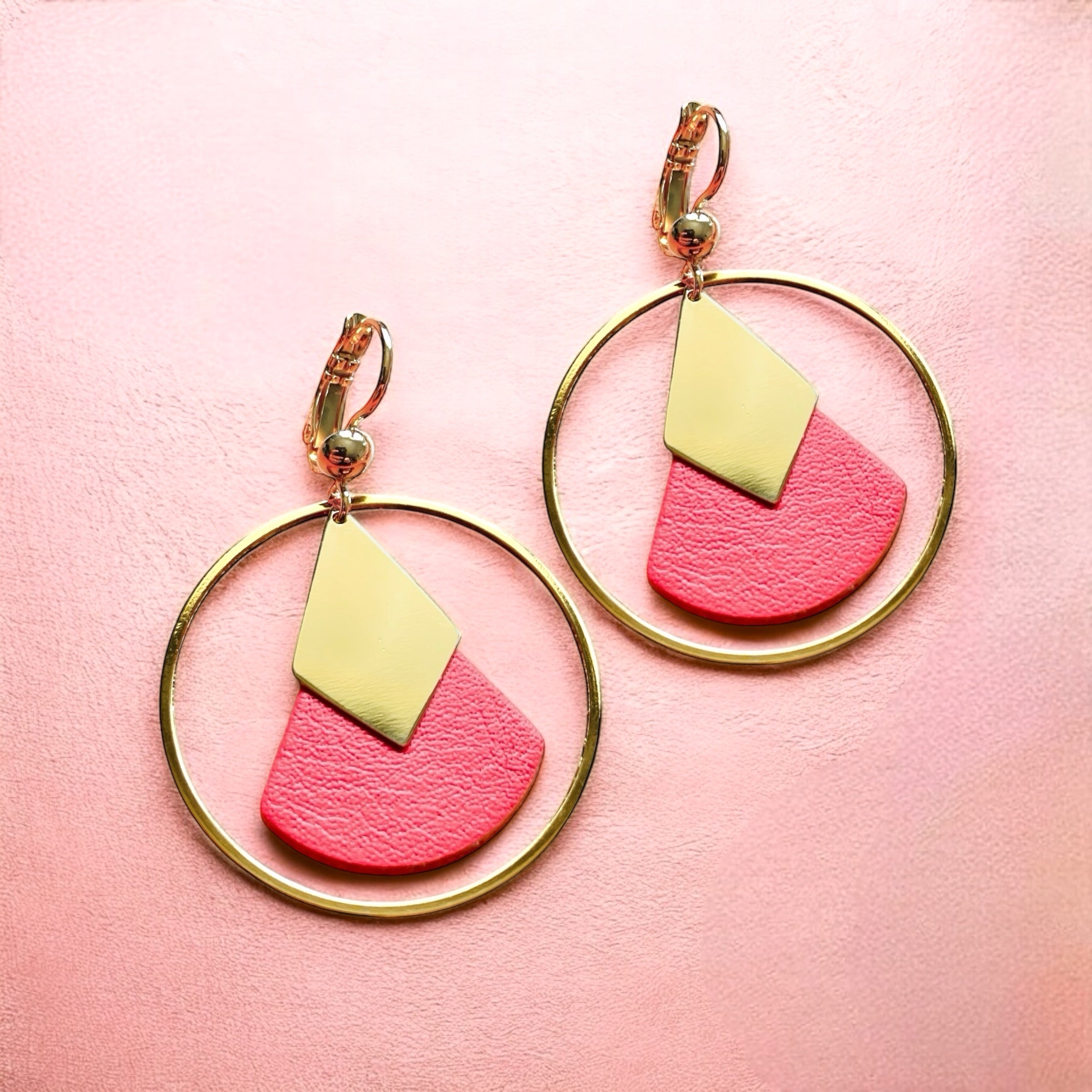 Boucles d'oreilles dorées à l'or fin Nune modèle Scala Créoles en cuirs saumon sur fond cuir corail nacré clair