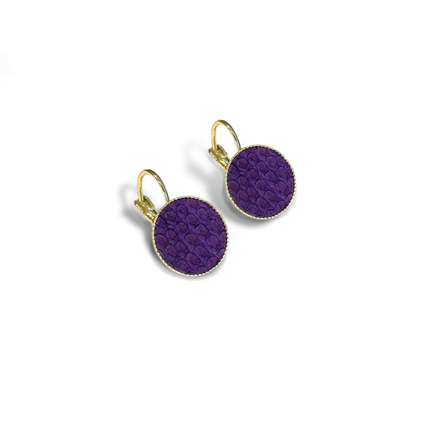 Petites boucles d'oreilles dormeuses dorées serties de fin cuir marin violet, sur fond blanc