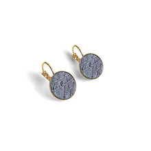 Charger l&#39;image dans la galerie, Petites boucles d&#39;oreilles dormeuses dorées serties de fin cuir marin gris irisé, sur fond blanc
