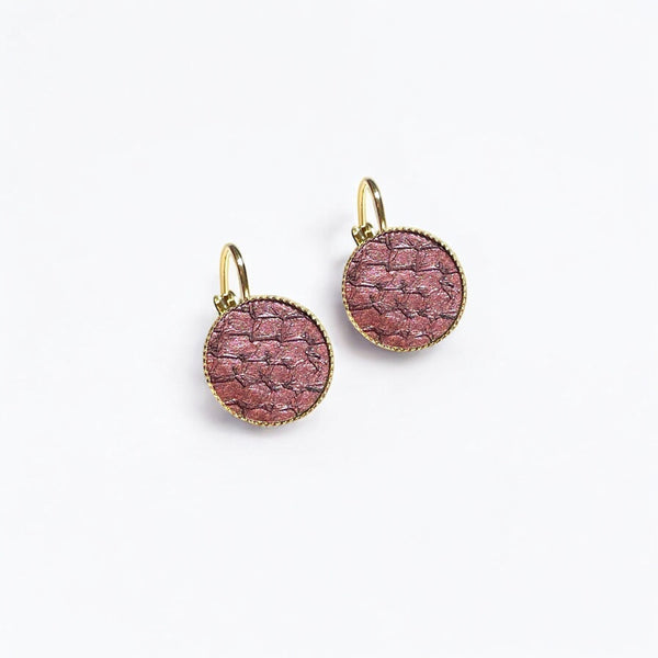 Petites boucles d'oreilles dormeuses dorées serties de fin cuir marin vieux rose métallisé, sur fond blanc
