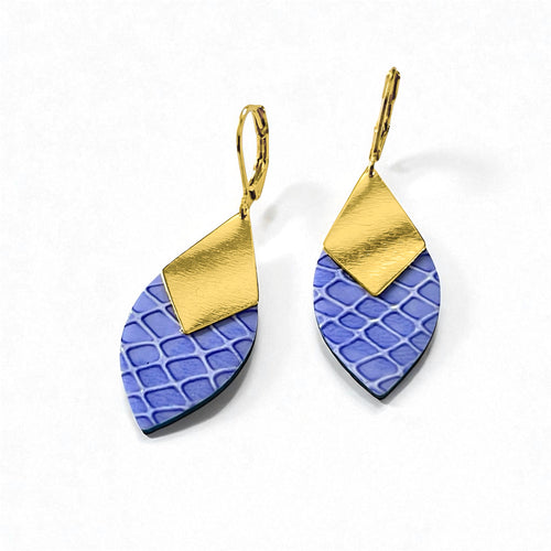 Boucles d'oreilles dorées Nune en forme d'olive modèle Olivia en cuir bleu pervenche façon serpent sur fond blanc