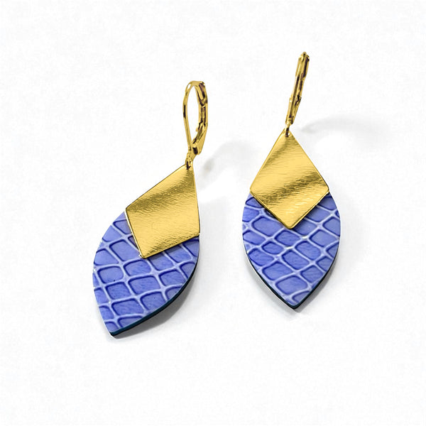 Boucles d'oreilles dorées Nune en forme d'olive modèle Olivia en cuir bleu pervenche façon serpent sur fond blanc