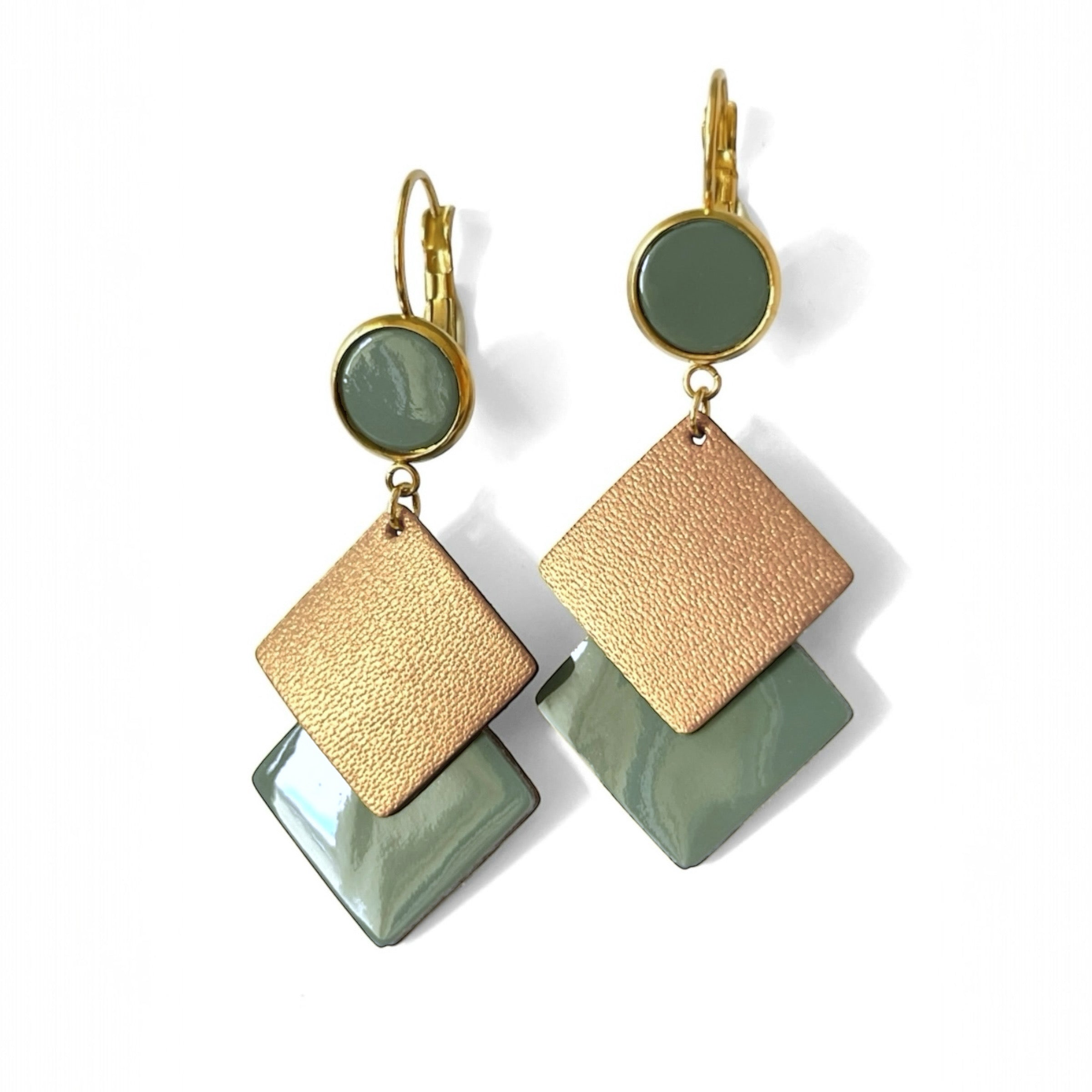 NUNE boucles d'oreilles Adalisa dorées avec cabochon en cuir vert sauge vernis et duo de losanges en cuir vert sauge vernis et bronze doré, sur fond blanc