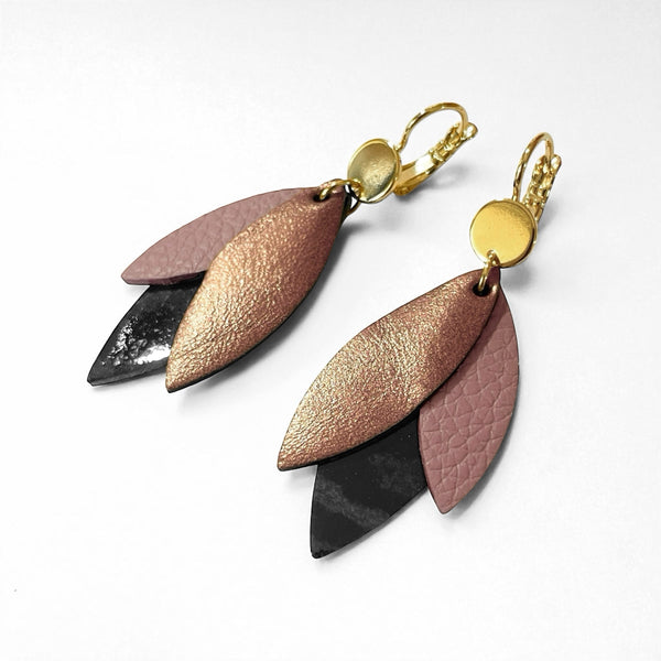 Boucles d'oreilles modèle Ombline de la marque Nune, avec dormeuses dorées et pétales de cuirs bronze métallisé, marron glacé grainé et léopard noir vernis, sur fond blanc
