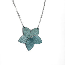 Charger l&#39;image dans la galerie, Collier argenté court avec pendentif en cuir bleu gris nacré en forme de fleur, sur fond blanc
