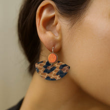Charger l&#39;image dans la galerie, Boucles d&#39;oreilles dorées pendantes, en forme d&#39;éventails japonais en cuirs façon léopard et orange sanguine métallisé , portées aux oreilles

