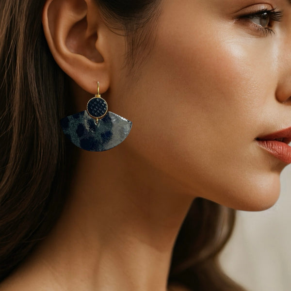 Boucles d'oreilles dorées pendantes, en forme d'éventails japonais en cuirs noir grainé irisé et léopard noir vernis , portées aux oreilles