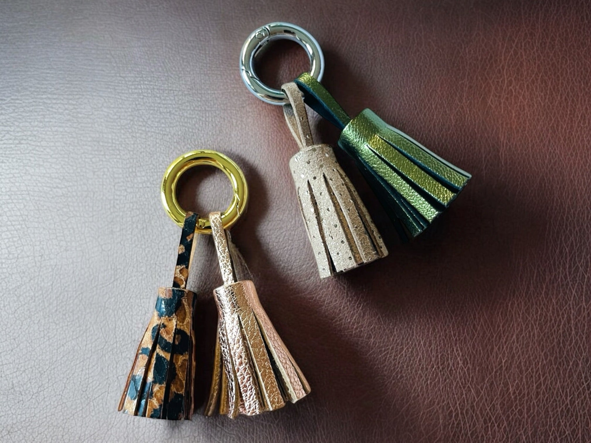 Bijoux de sac et porte-clés à pompons en cuir