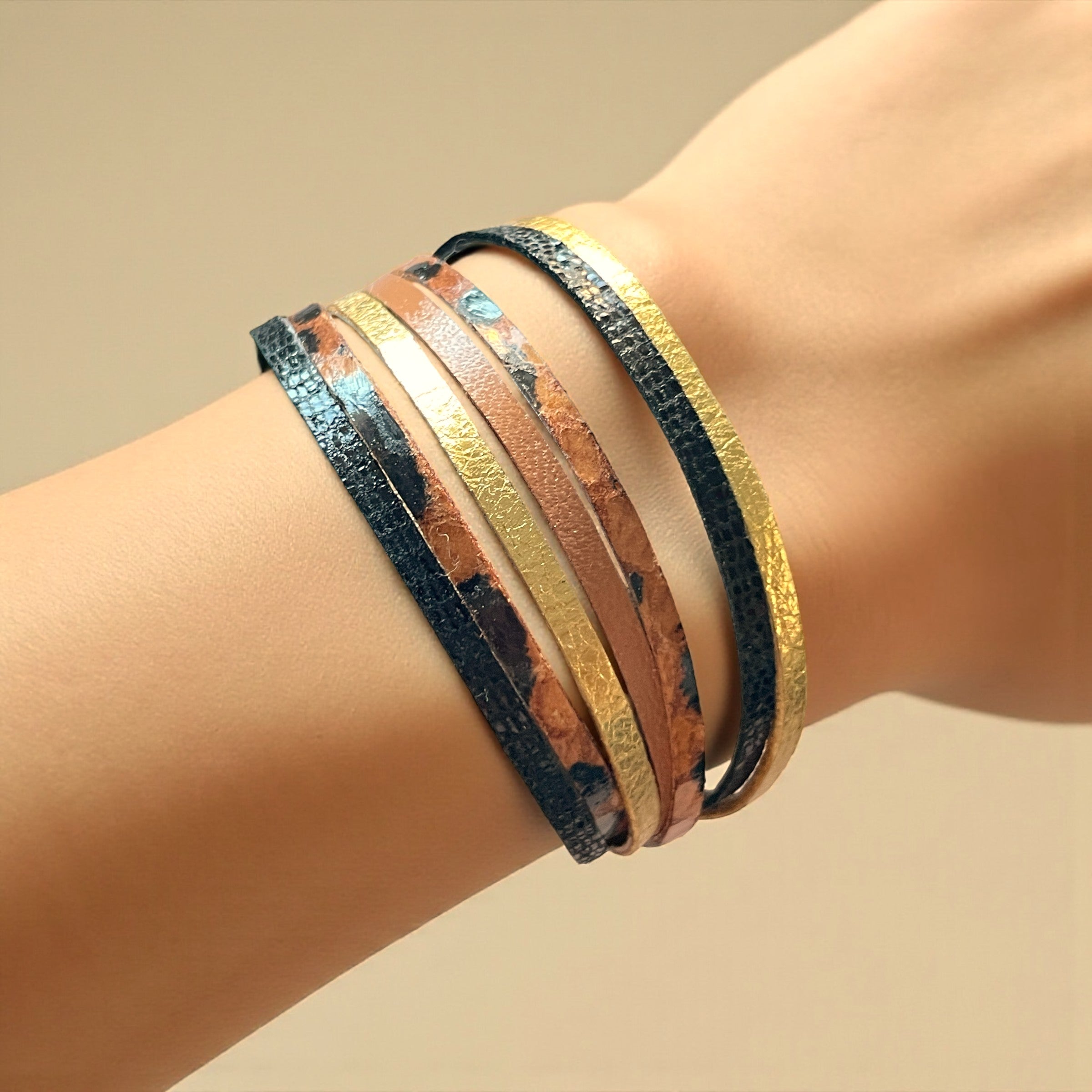Solis Bracelet femme tricolore multi liens avec fermoir aimanté doré, en cuirs doré, façon léopard, camel, noir brillant façon serpent, porté au poignet