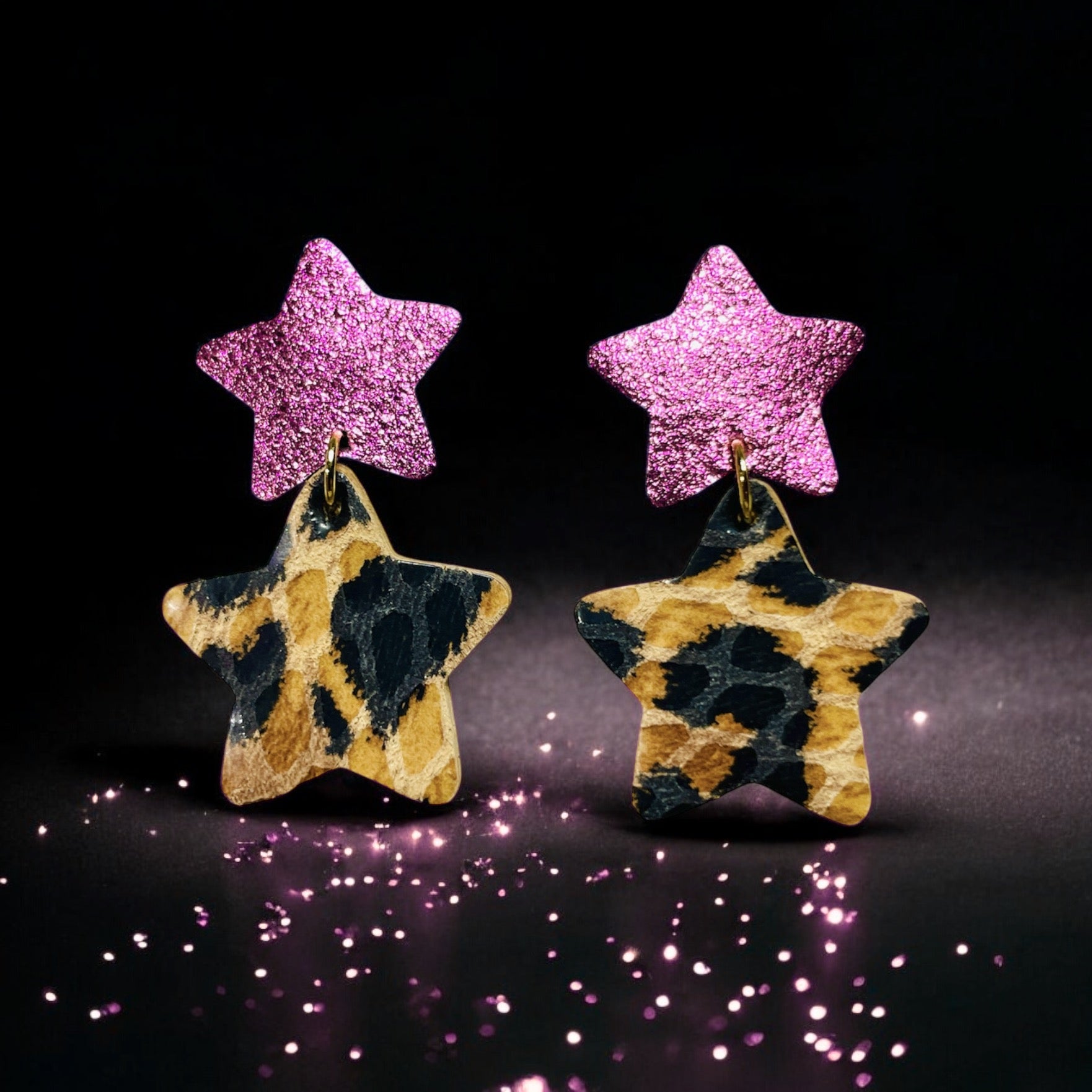 Nune puces d'oreilles Starlettes, en forme d'étoiles tout cuir, mauve brillant et léopard sur fond noir