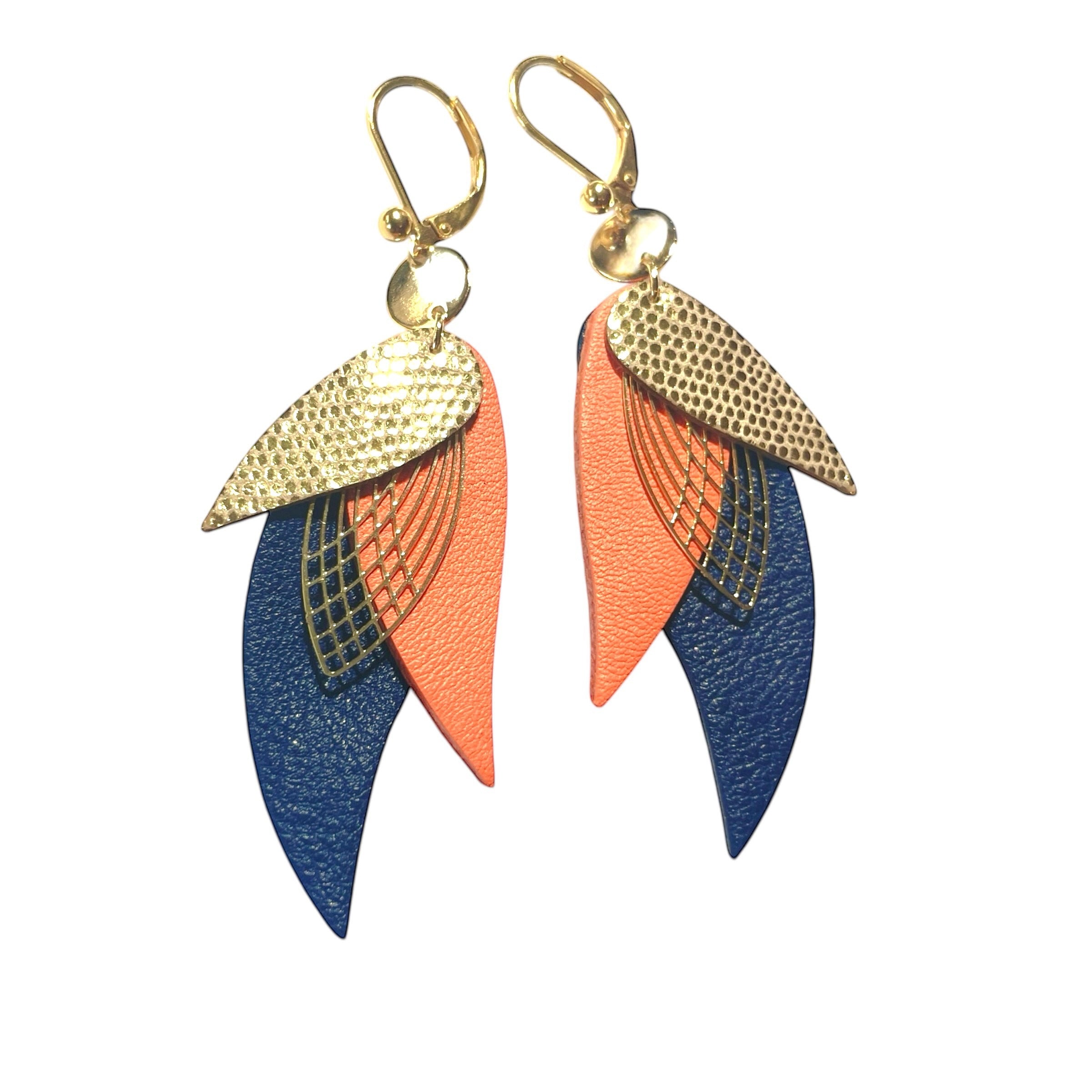 boucles d'oreilles dorées Nune modèle Ara en plumes de cuirs doré façon serpent, saumon clair et bleu marine grainé, sur fond blanc