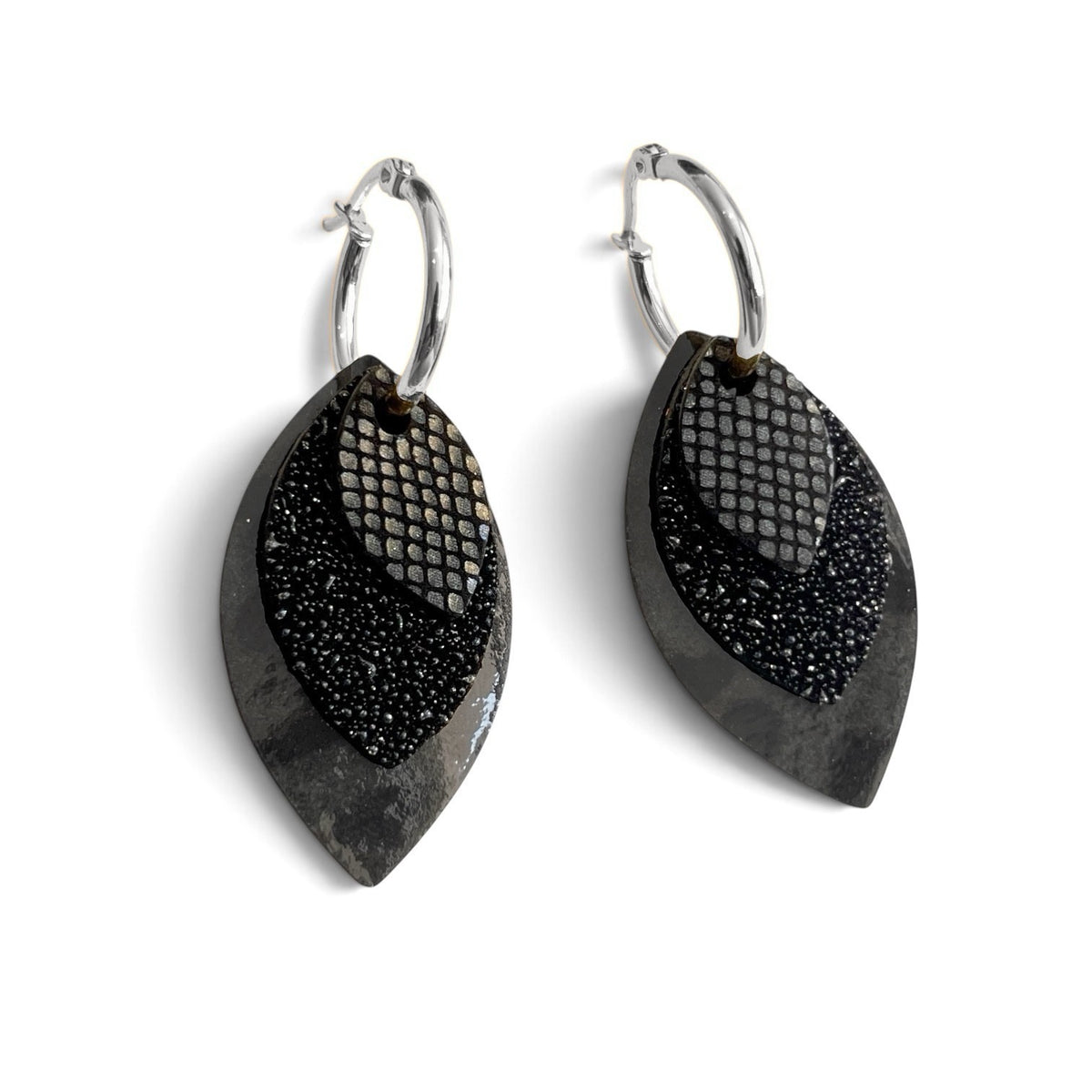 Créoles argentées avec pendentifs modulables en forme de feuilles en cuirs noir petit grain irisé, noir grainé pailleté et léopard noir vernis