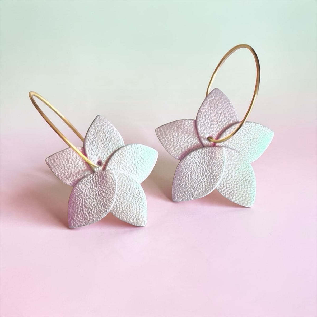 Petites boucles d'oreilles créoles Jasmin en cuir blanc glacial irisé et anneaux dorés
