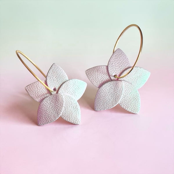 Petites boucles d'oreilles créoles Jasmin en cuir blanc glacial irisé et anneaux dorés