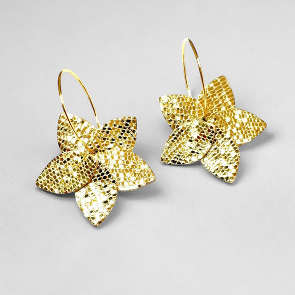 petites boucles d'oreilles créoles Jasmin en cuir doré façon serpent recyclé et anneaux dorés, vues de dessus, sur fond blanc