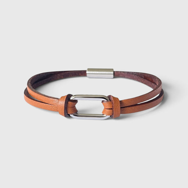 Bracelet homme à boucle argentée en fins liens de cuir fauve grainé avec fermoir aimanté argenté, vu à plat de face