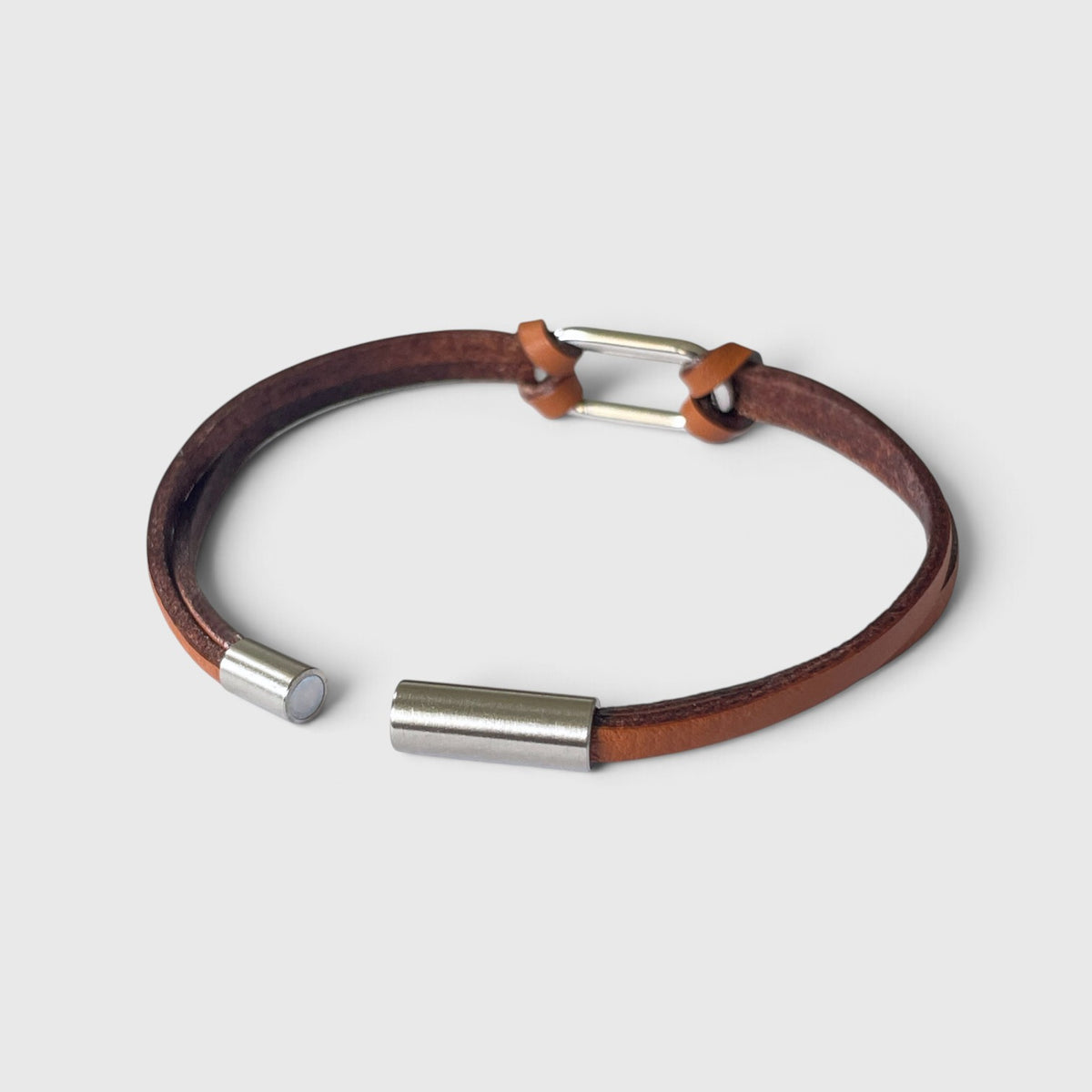 Bracelet homme à boucle argentée en fins liens de cuir fauve grainé avec fermoir aimanté argenté ouvert