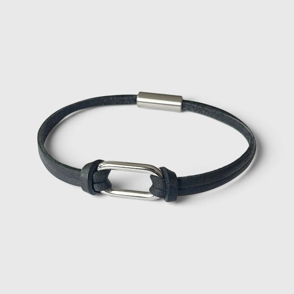 Bracelet homme à boucle argentée en fins liens de cuir noir avec fermoir aimanté argenté, vu à plat