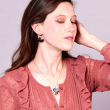 Charger l&#39;image dans la galerie, Jeune femme portant le  collier doré Vénus en forme de cœur style ex-voto en cuir pailleté recyclé framboise pailletée argent
