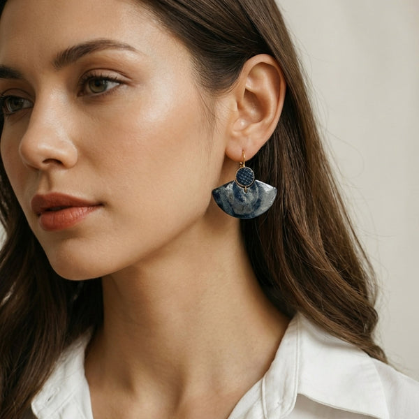 Boucles d'oreilles dorées pendantes, en forme d'éventails japonais en cuirs noir grainé irisé et léopard noir vernis , portées aux oreilles