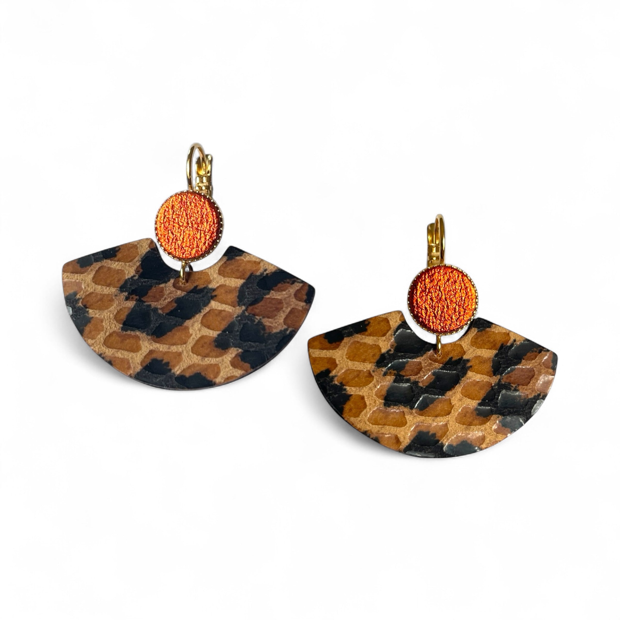 Boucles d'oreilles dorées pendantes, en forme d'éventails japonais en cuirs façon léopard et orange sanguine métallisé , sur fond blanc