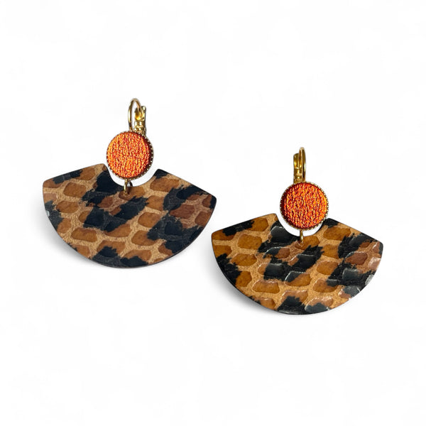 Boucles d'oreilles dorées pendantes, en forme d'éventails japonais en cuirs façon léopard et orange sanguine métallisé , sur fond blanc