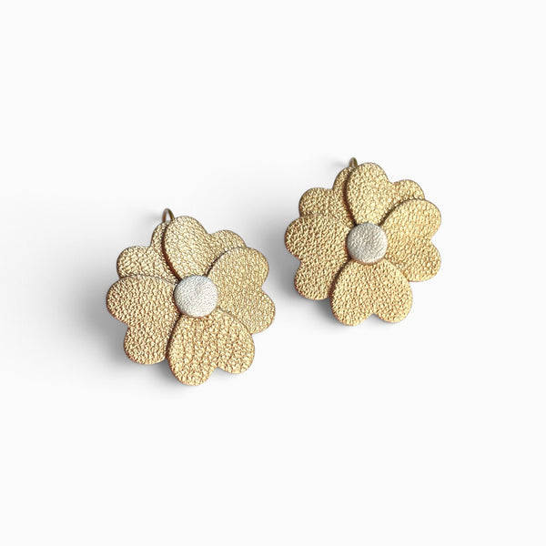 Boucles d'oreilles en forme de petites fleurs en cuirs doré antique et champagne nacré