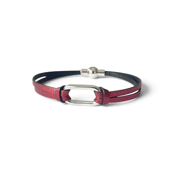Bracelet femme à boucle argentée en fins liens de cuir grenat métallisé, avec fermoir aimanté argenté