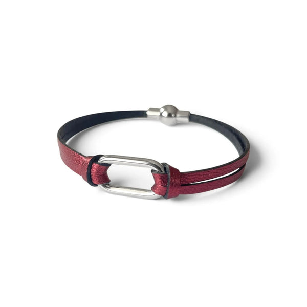 Bracelet femme à boucle argentée en fins liens de cuir grenat métallisé, avec fermoir aimanté argenté, vu à plat