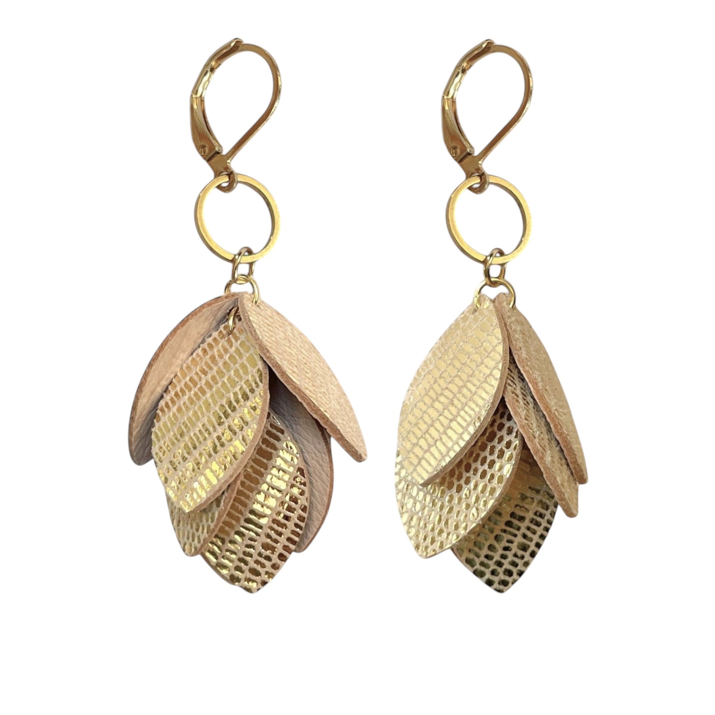 Boucles d’oreilles pendantes en cuir et acier inoxydable doré, de style bohème chic, avec pendentif en feuilles de cuir doré façon serpent superposées, sur fond blanc
