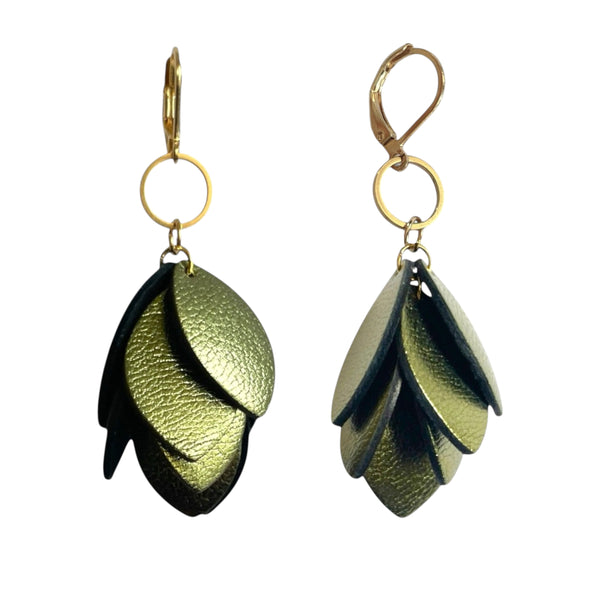 Boucles d’oreilles pendantes en cuir et acier inoxydable doré, de style bohème chic, avec pendentif en feuilles de cuir kaki métallisé superposées, sur fond blanc