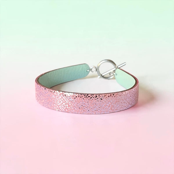 Bracelet femme en cuir double face bicolore, avec cuir rose brillant au recto et vert d'eau au verso avec fermoir boucle argentée en T