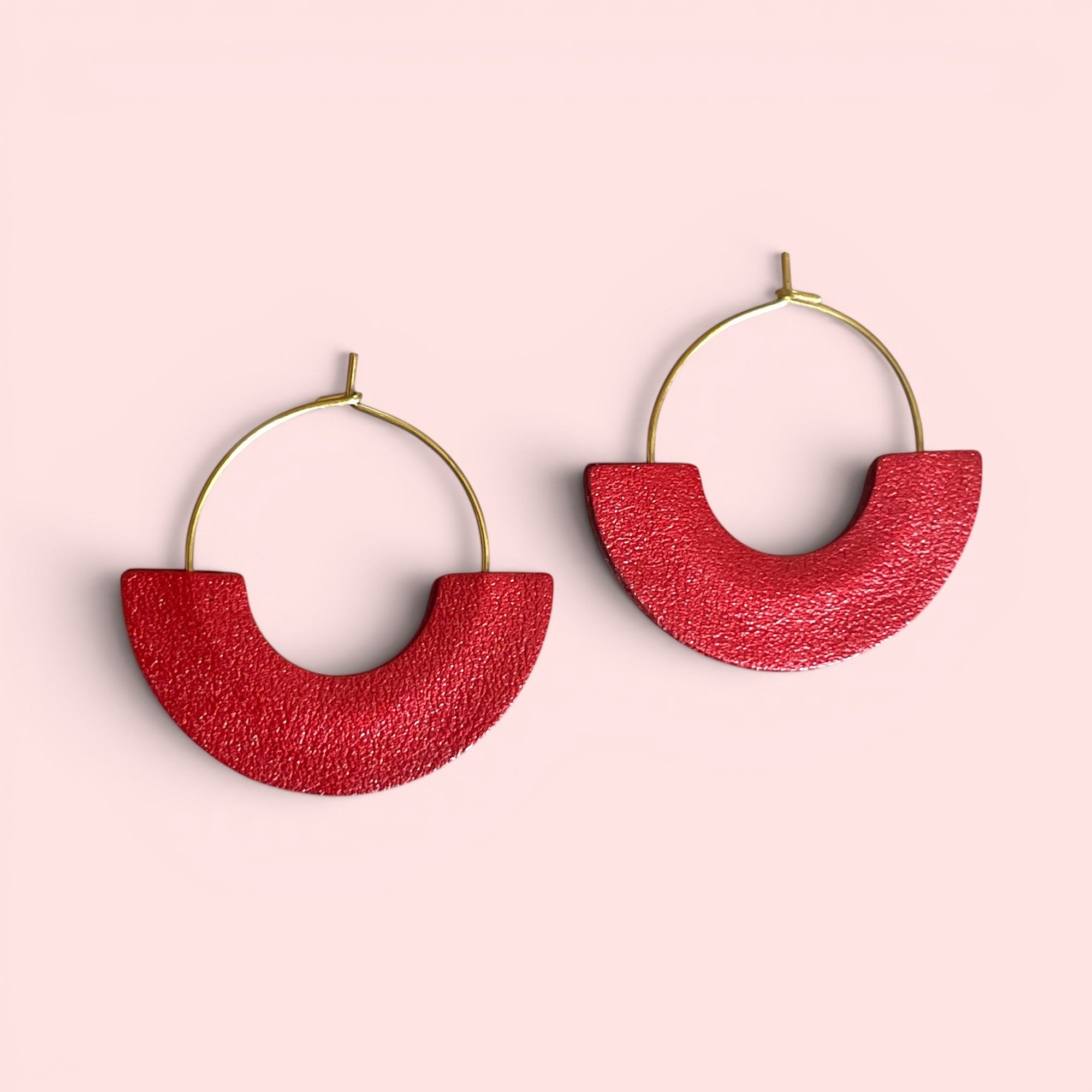 Boucles créoles Nune modèle Mezzaluna dorées en forme de demi-lunes en cuir coquelicot nacré