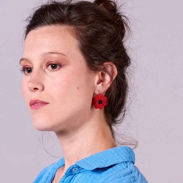 Boucles d'oreilles Nune en forme de petites fleurs , modèle Lalie, en cuirs coquelicot nacré & noir