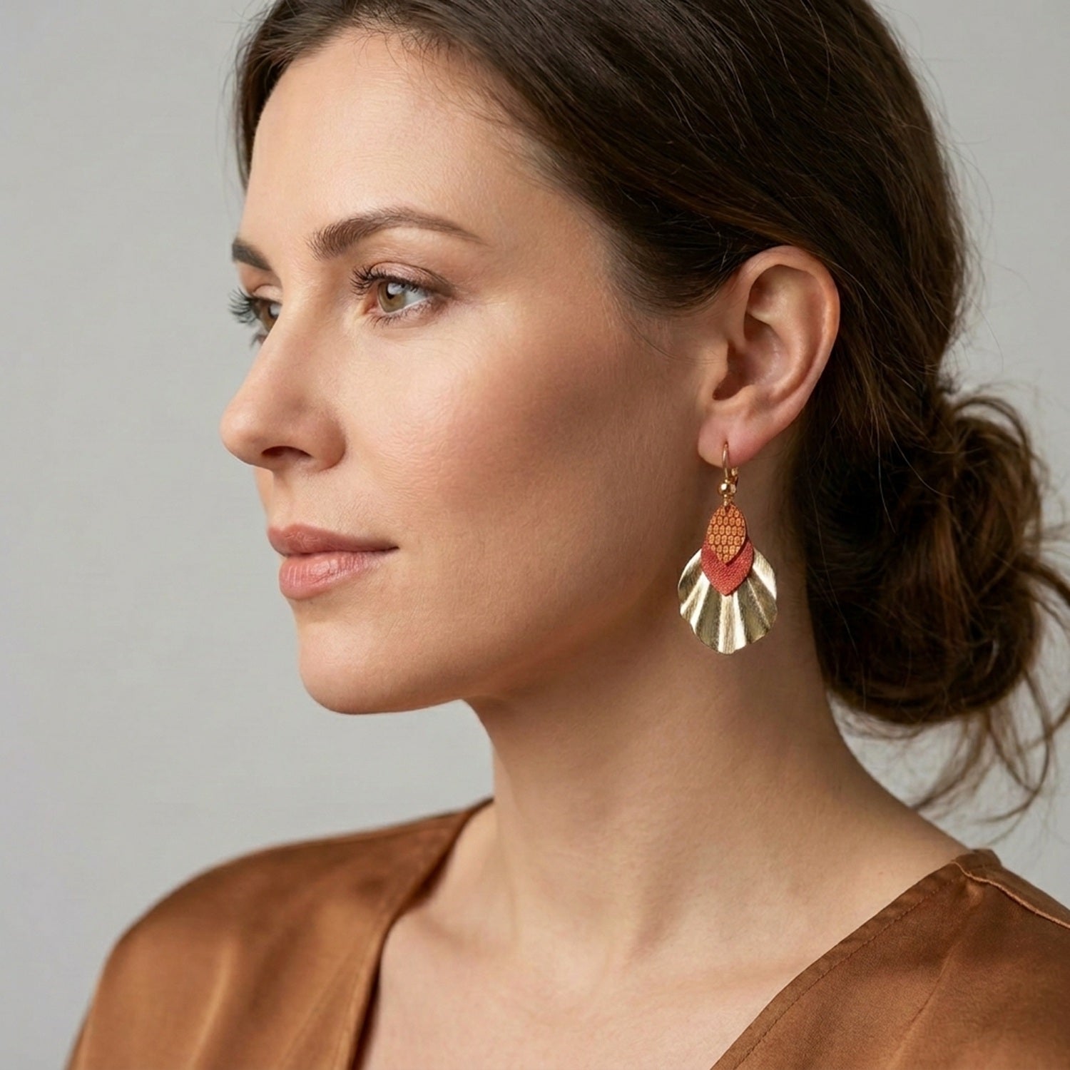 boucles d'oreilles dorées colorées forme coquillages rouge orangé