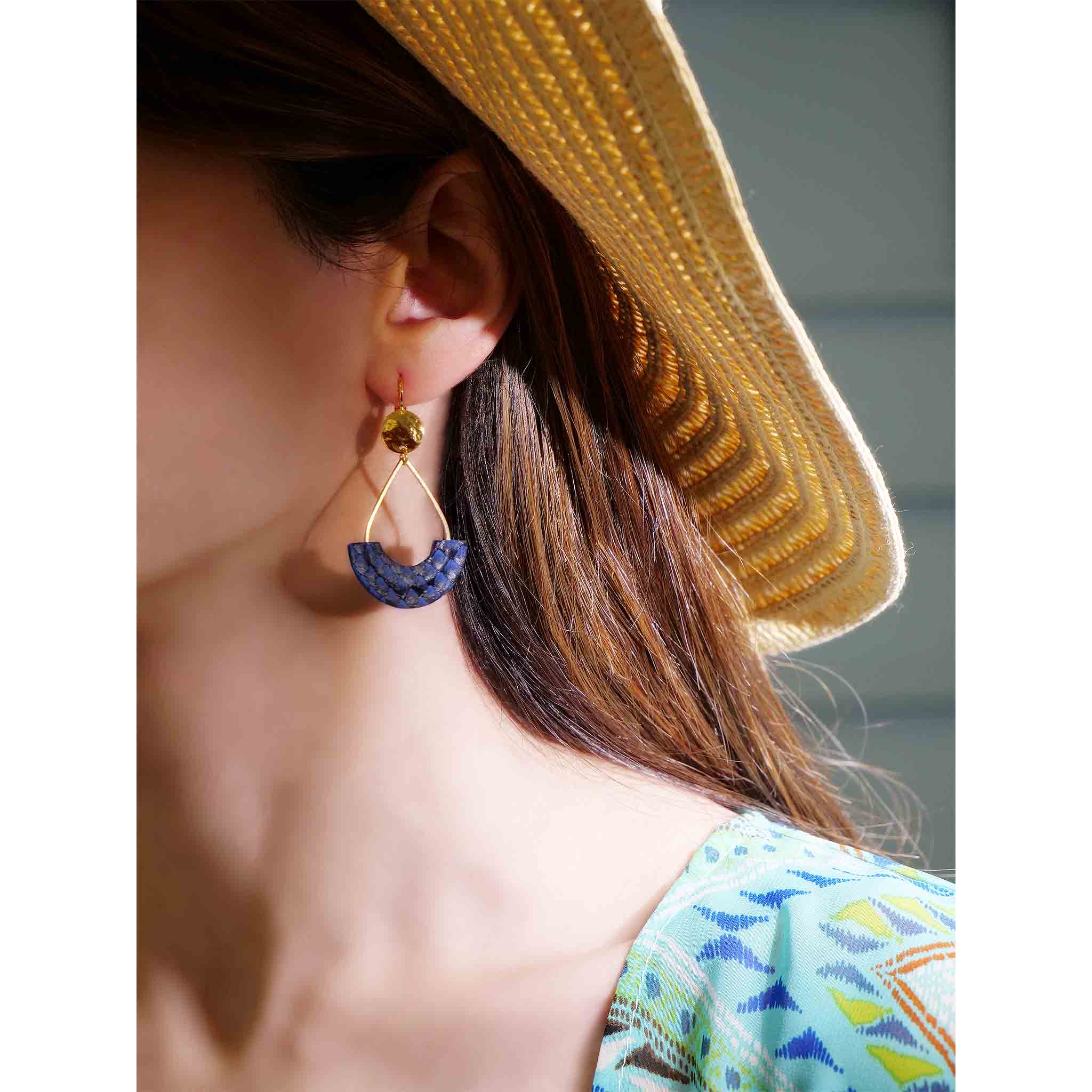 boucles d'oreilles légères dorées l'or fin cuirs marins saumon bleu saphir écaille