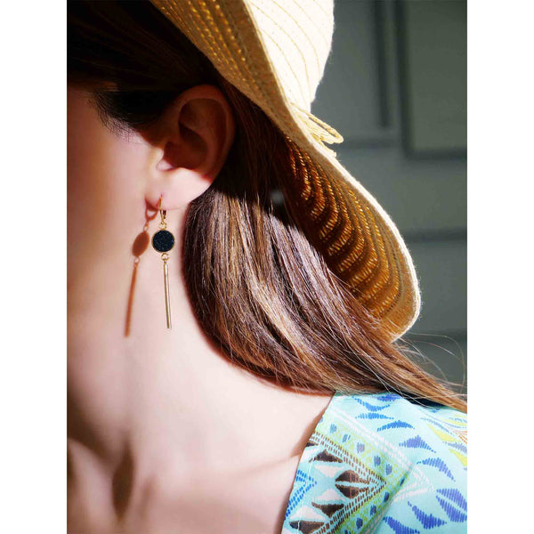 boucles d'oreilles pendantes dormeuses fines cuir noir grainé pailleté