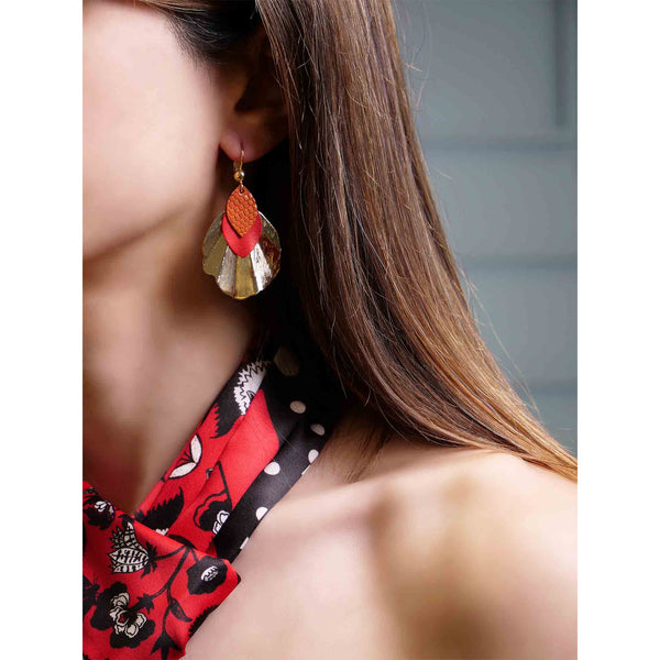boucles d'oreilles dorées colorées forme coquillages rouge orangé