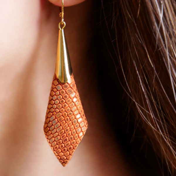 boucles d'oreilles laiton acier dorées colorées cônes cuirs orangé